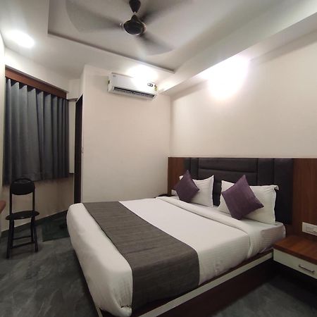 Hotel Earth Inn, Subhash Bridge, Rto Circle, أحمد أباد المظهر الخارجي الصورة