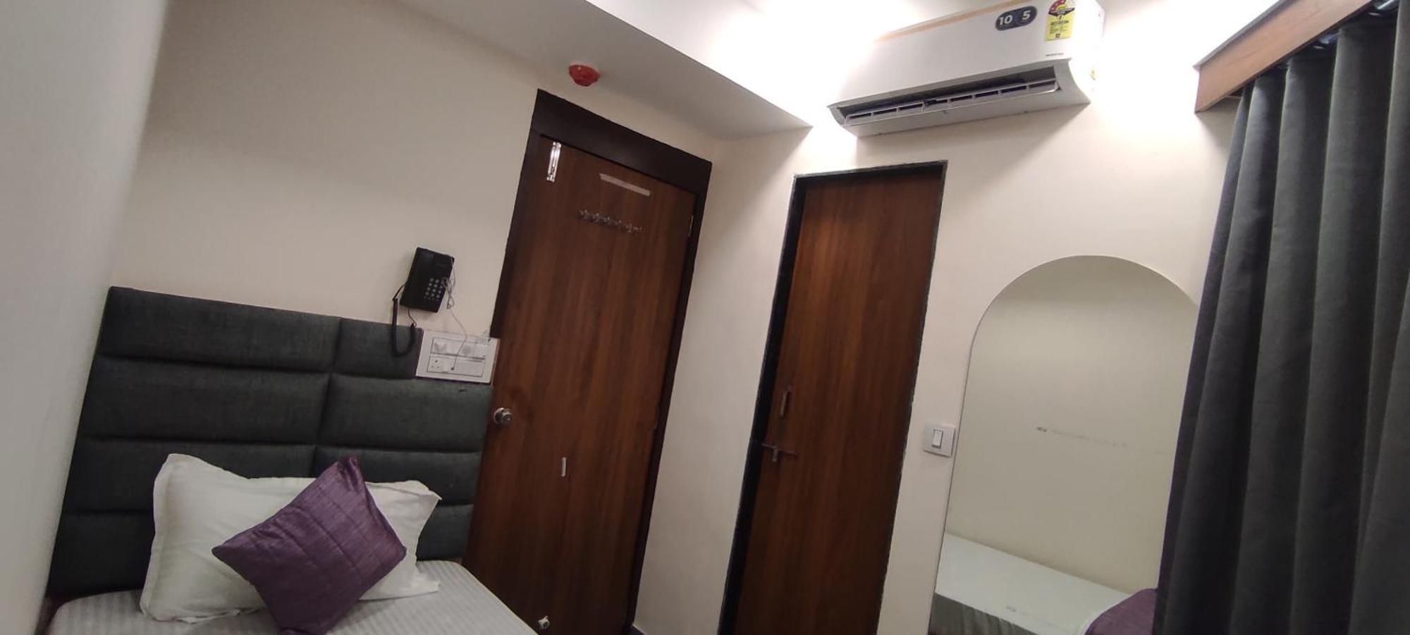 Hotel Earth Inn, Subhash Bridge, Rto Circle, أحمد أباد المظهر الخارجي الصورة