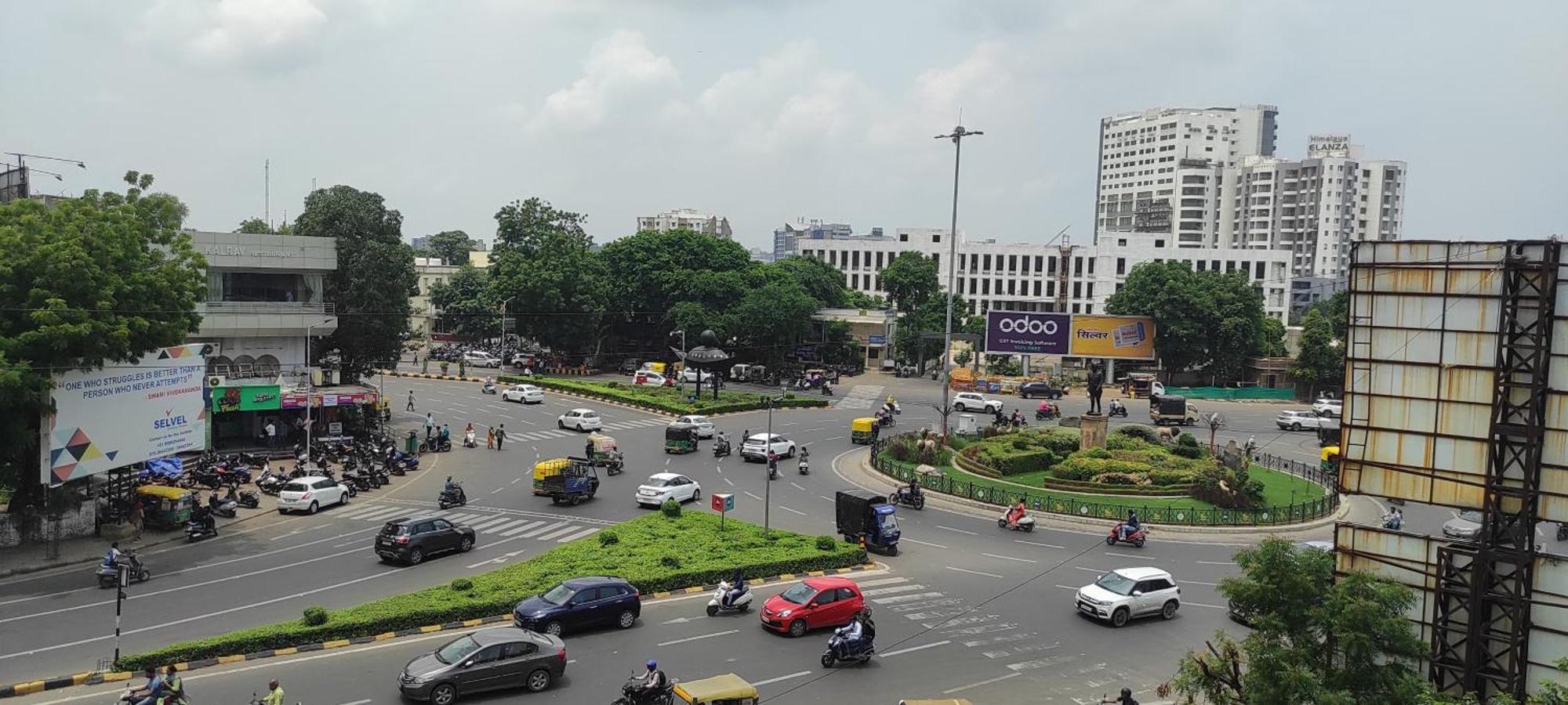 Hotel Earth Inn, Subhash Bridge, Rto Circle, أحمد أباد المظهر الخارجي الصورة