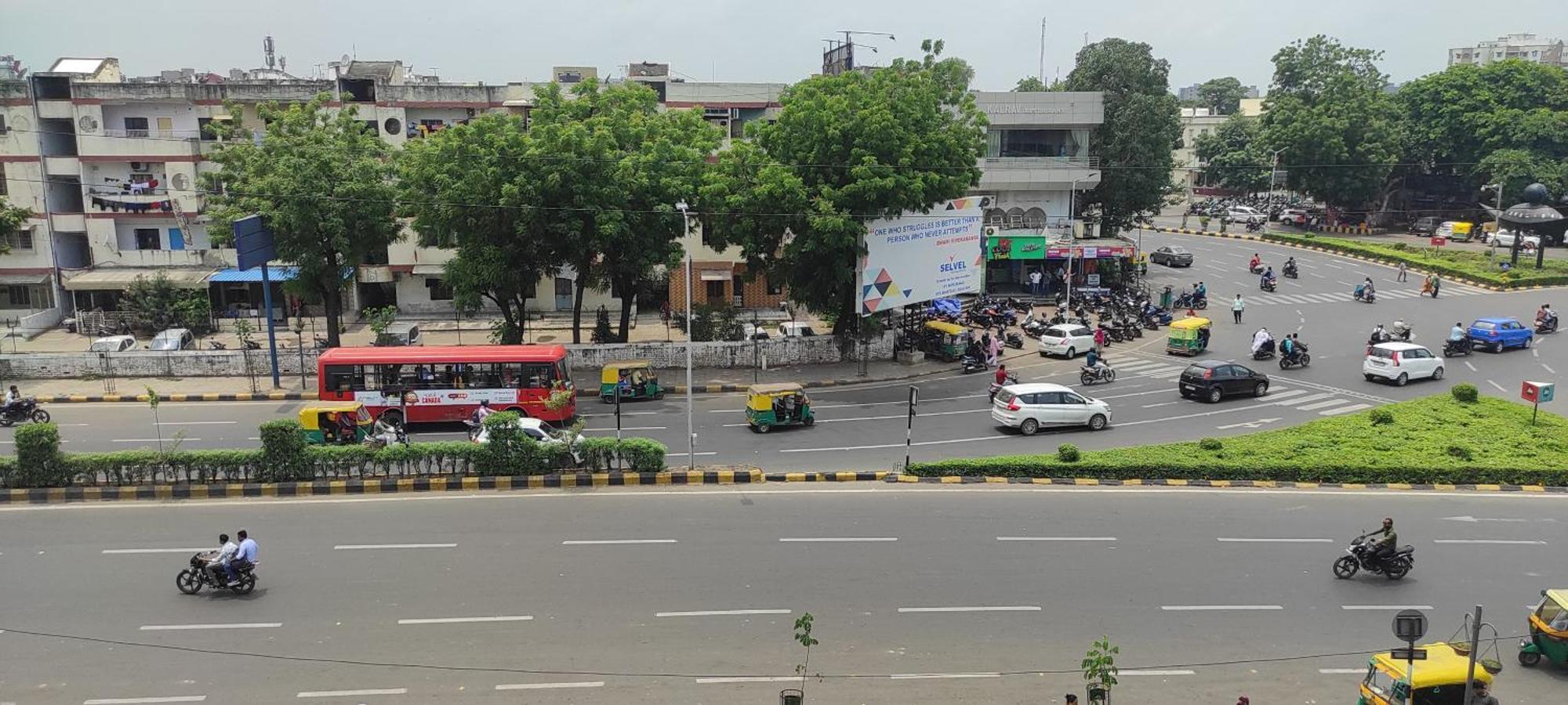 Hotel Earth Inn, Subhash Bridge, Rto Circle, أحمد أباد المظهر الخارجي الصورة