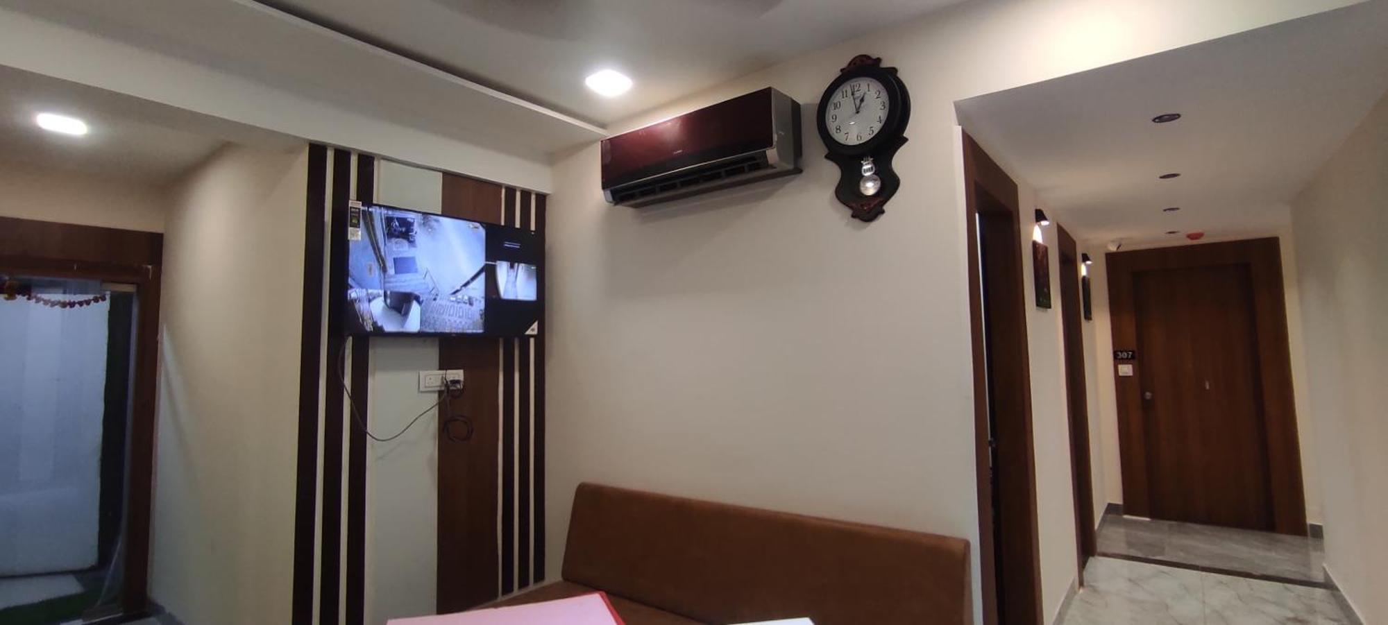 Hotel Earth Inn, Subhash Bridge, Rto Circle, أحمد أباد المظهر الخارجي الصورة