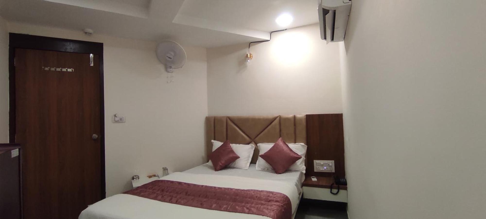Hotel Earth Inn, Subhash Bridge, Rto Circle, أحمد أباد المظهر الخارجي الصورة
