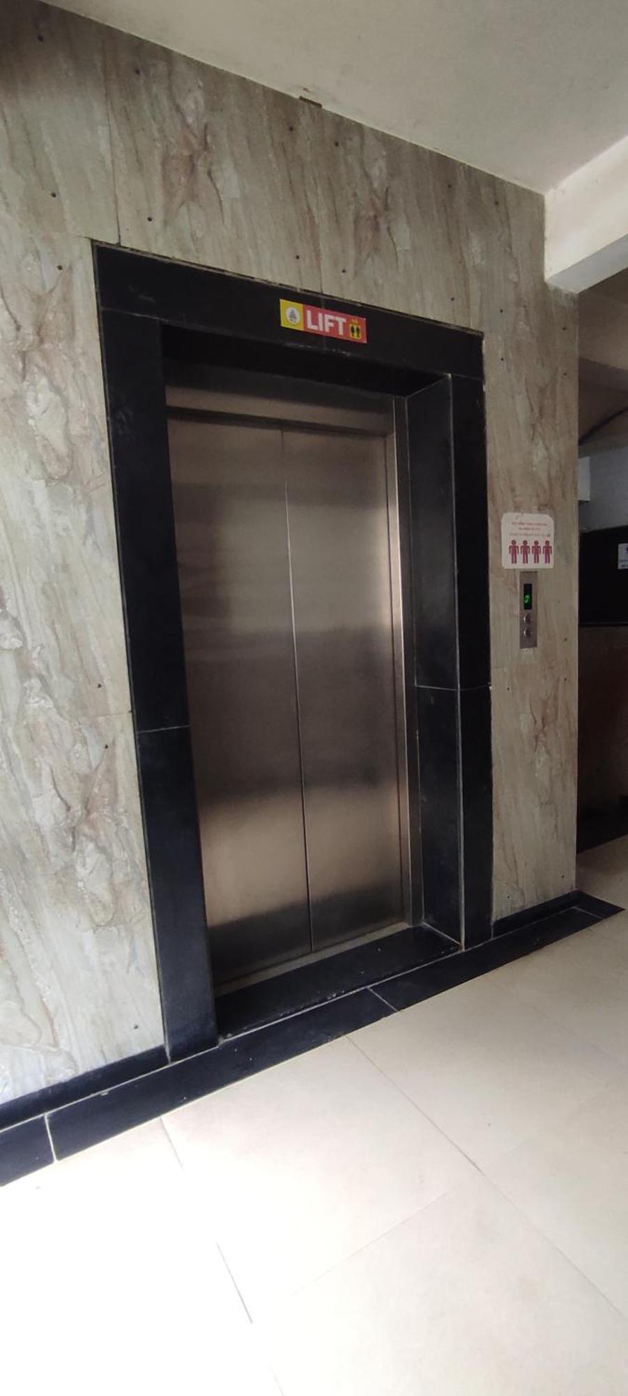 Hotel Earth Inn, Subhash Bridge, Rto Circle, أحمد أباد المظهر الخارجي الصورة