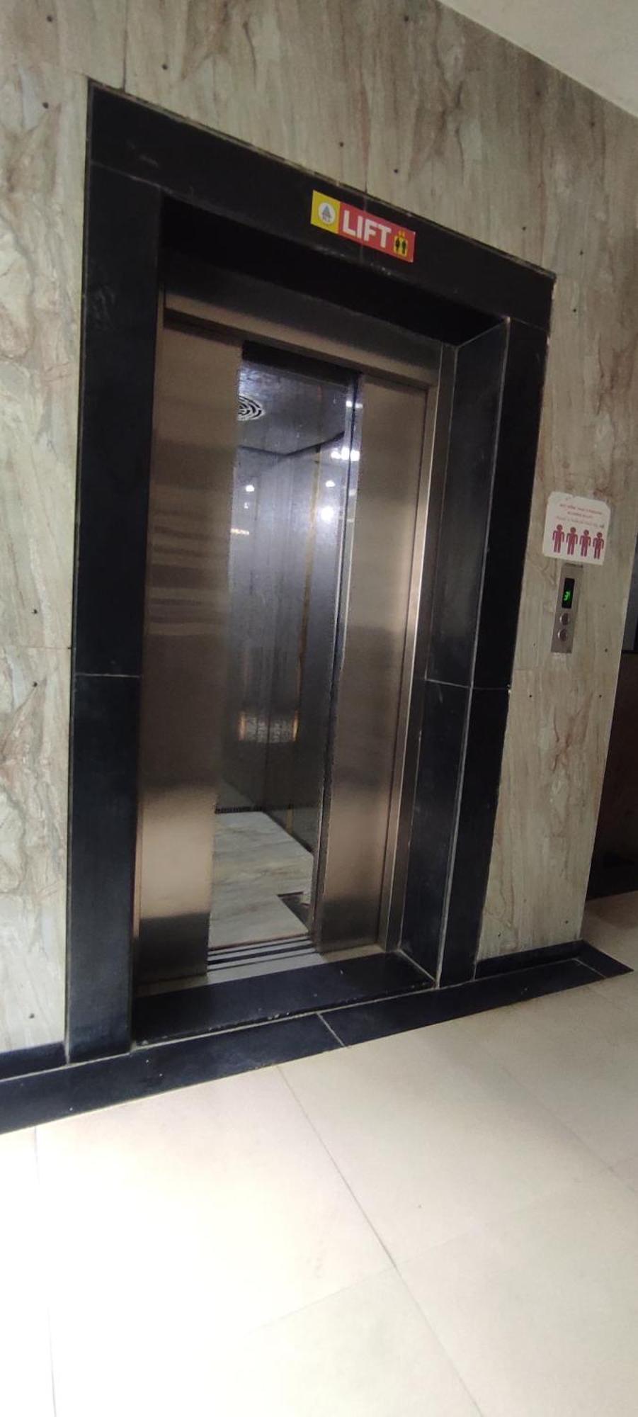 Hotel Earth Inn, Subhash Bridge, Rto Circle, أحمد أباد المظهر الخارجي الصورة