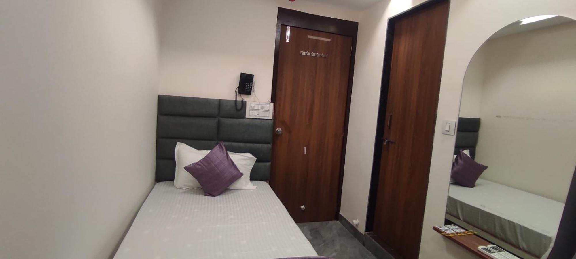 Hotel Earth Inn, Subhash Bridge, Rto Circle, أحمد أباد المظهر الخارجي الصورة