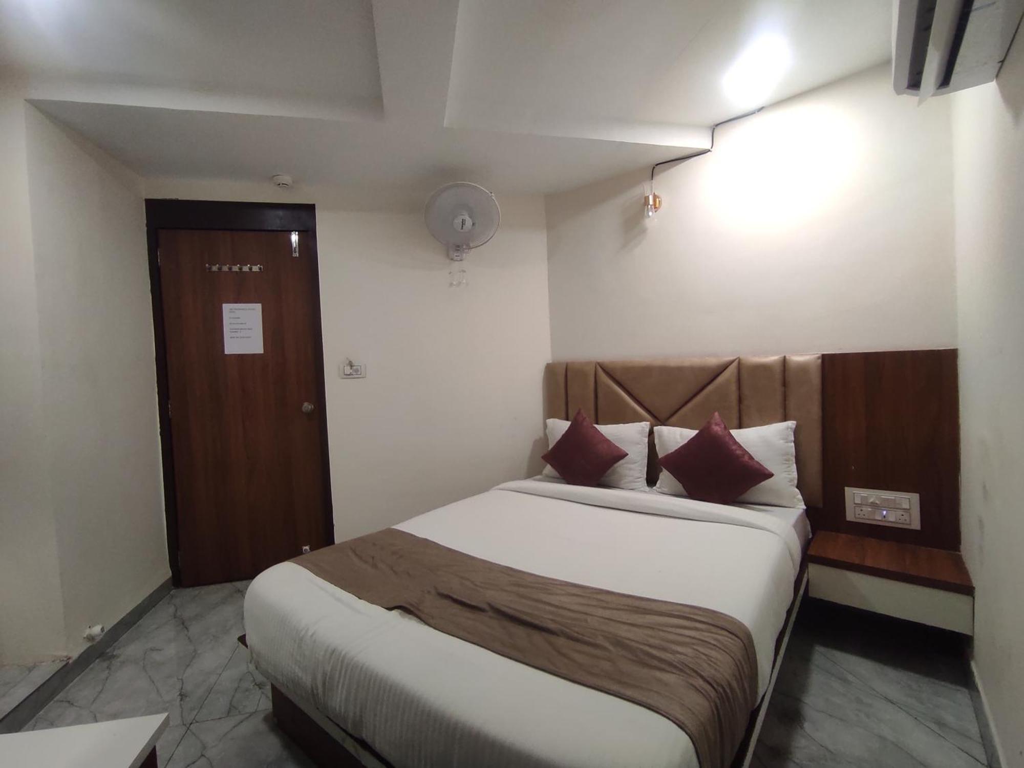 Hotel Earth Inn, Subhash Bridge, Rto Circle, أحمد أباد المظهر الخارجي الصورة