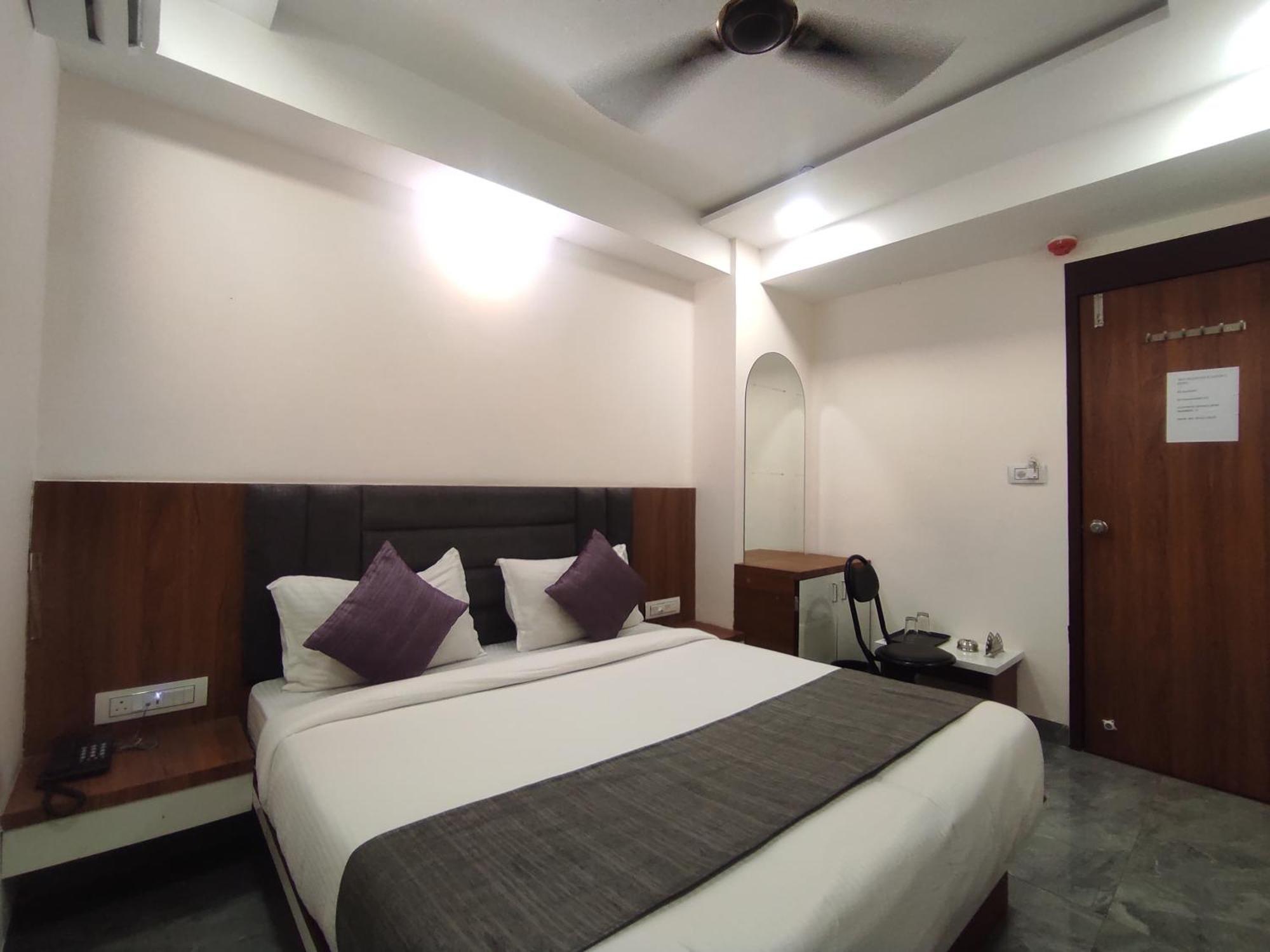 Hotel Earth Inn, Subhash Bridge, Rto Circle, أحمد أباد المظهر الخارجي الصورة