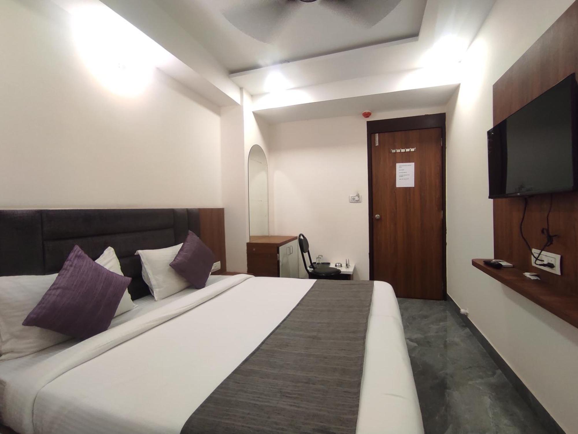 Hotel Earth Inn, Subhash Bridge, Rto Circle, أحمد أباد المظهر الخارجي الصورة