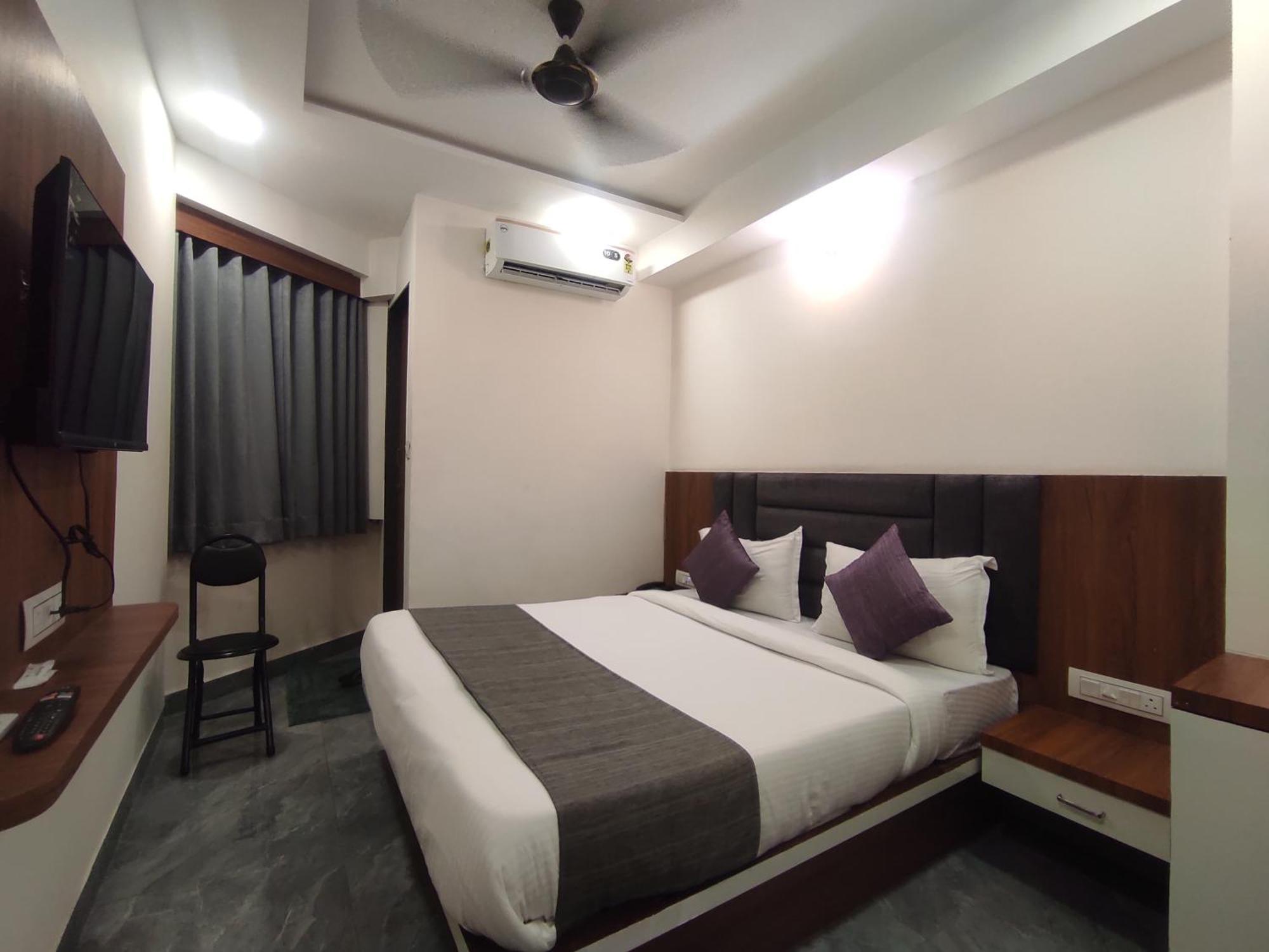 Hotel Earth Inn, Subhash Bridge, Rto Circle, أحمد أباد المظهر الخارجي الصورة