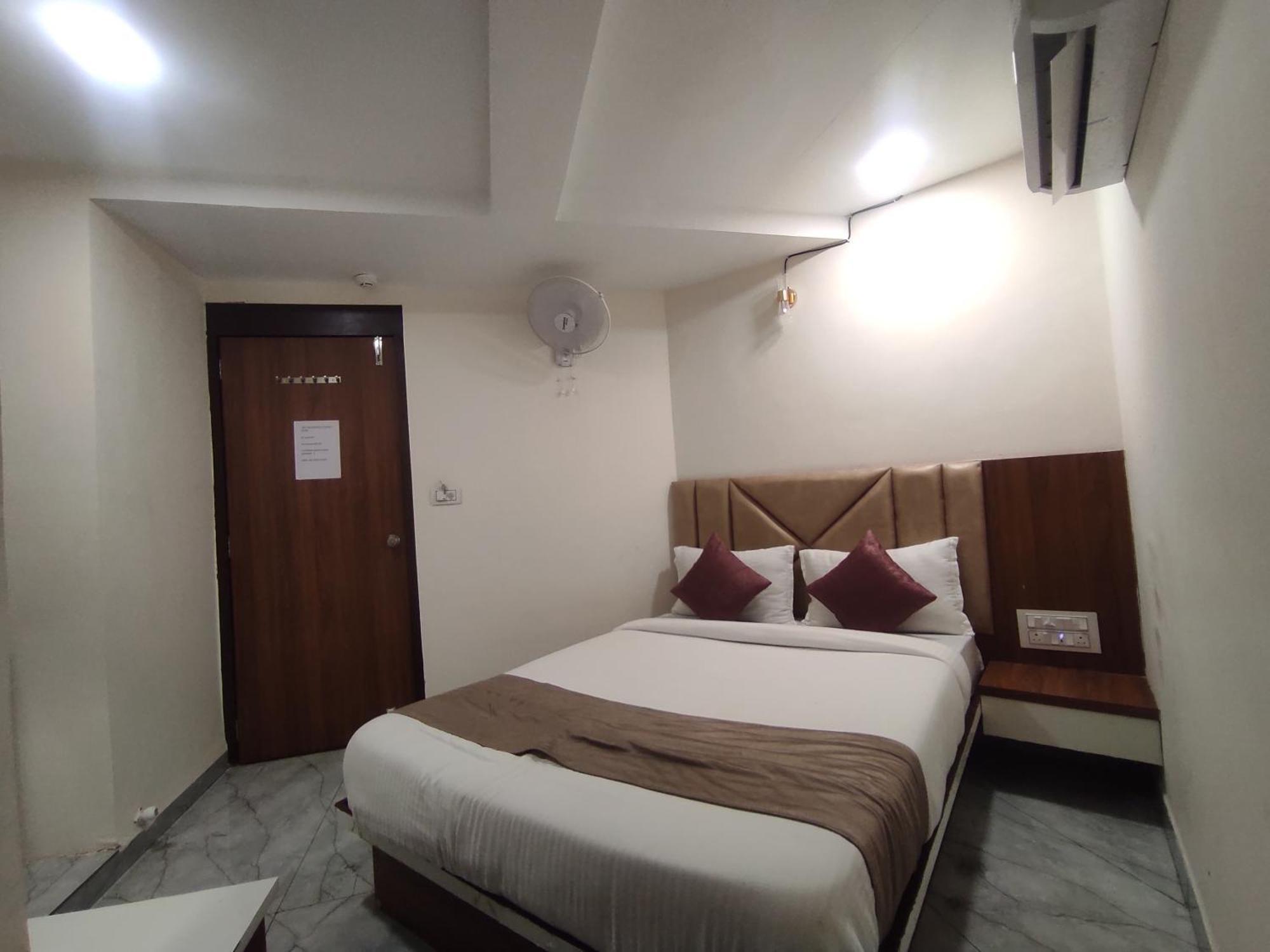 Hotel Earth Inn, Subhash Bridge, Rto Circle, أحمد أباد المظهر الخارجي الصورة