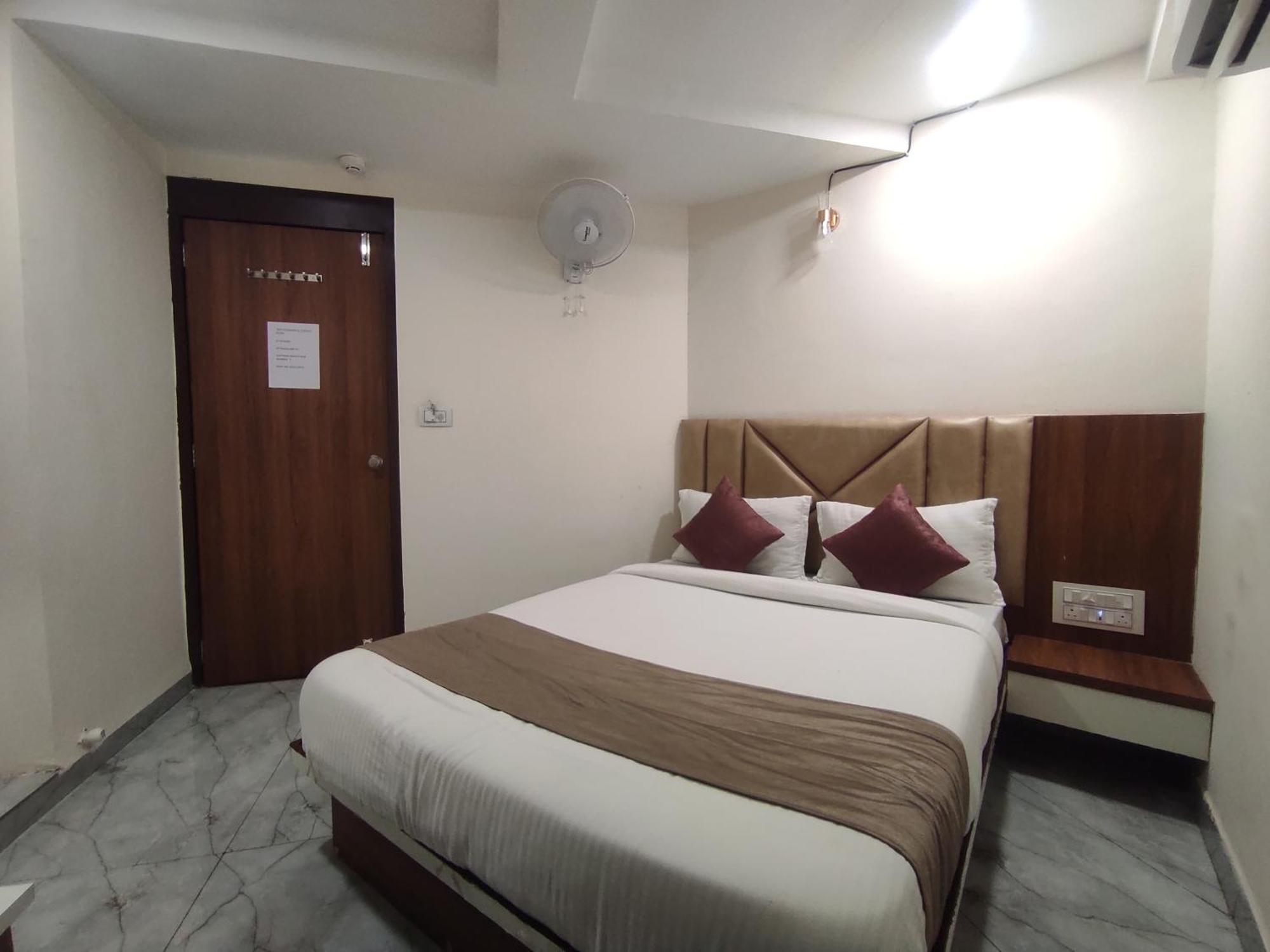 Hotel Earth Inn, Subhash Bridge, Rto Circle, أحمد أباد المظهر الخارجي الصورة