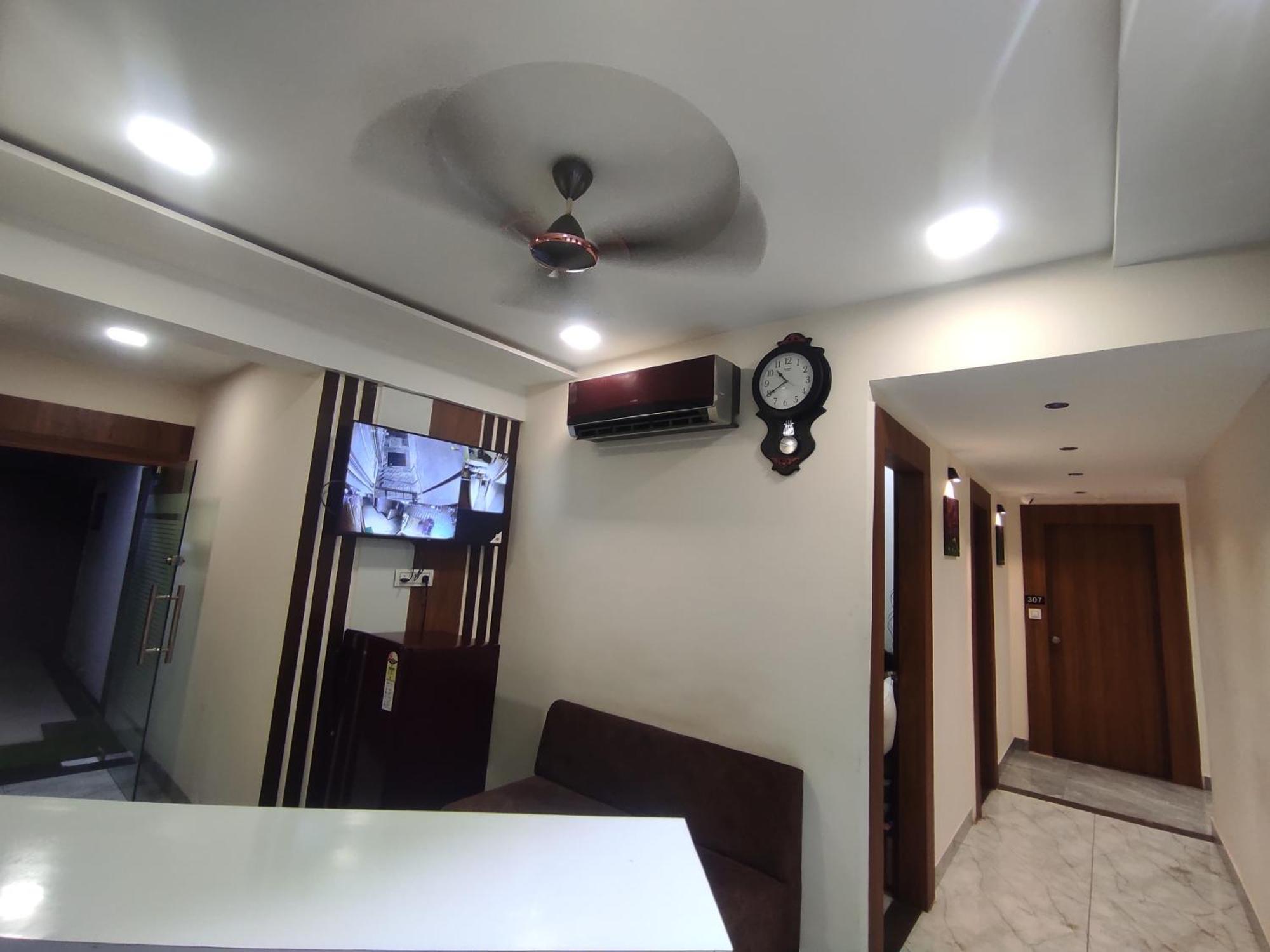 Hotel Earth Inn, Subhash Bridge, Rto Circle, أحمد أباد المظهر الخارجي الصورة