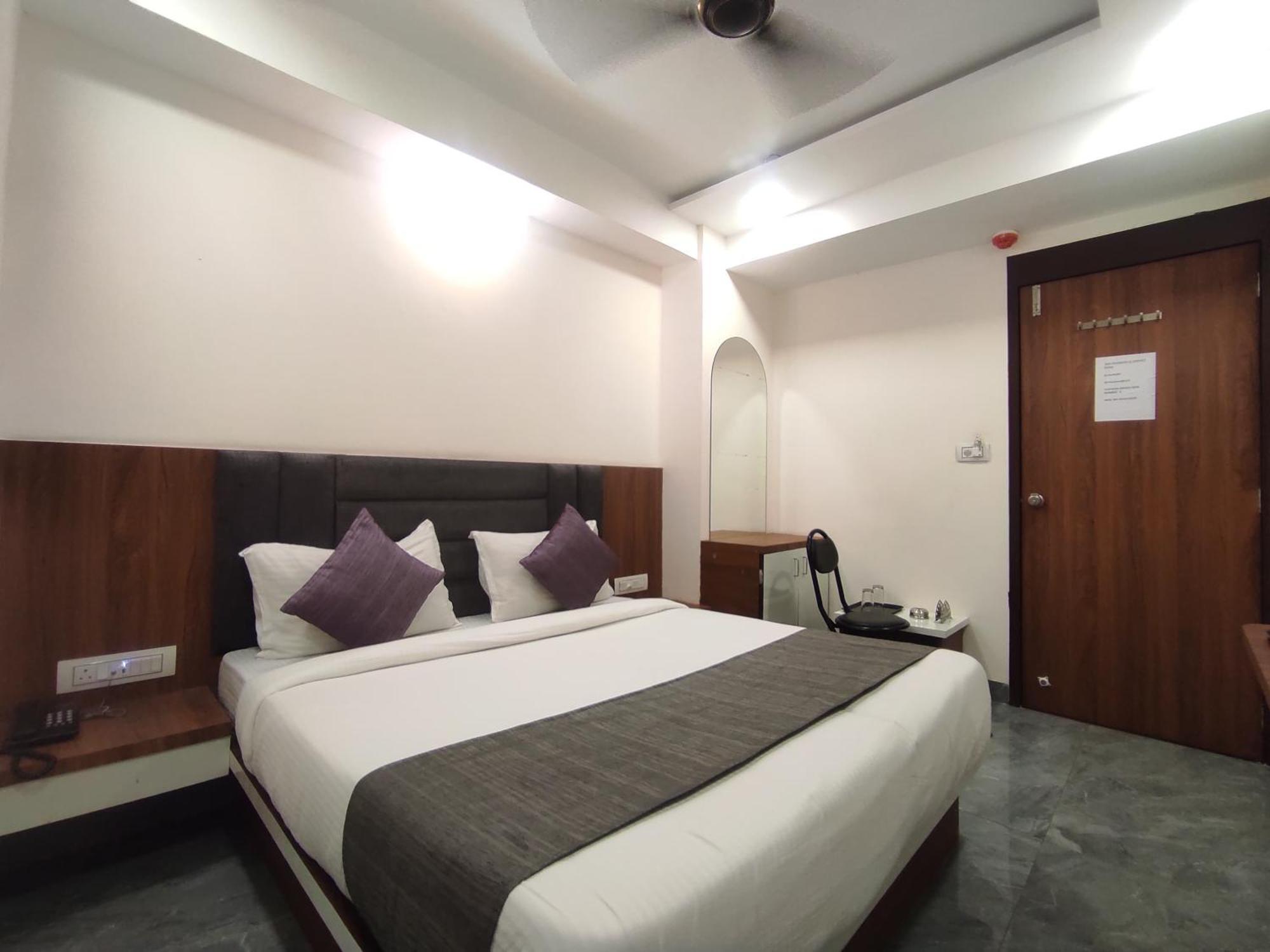 Hotel Earth Inn, Subhash Bridge, Rto Circle, أحمد أباد المظهر الخارجي الصورة