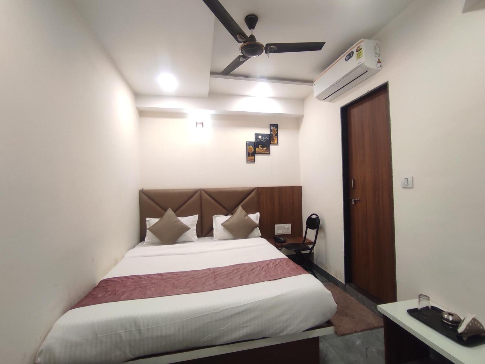 Hotel Earth Inn, Subhash Bridge, Rto Circle, أحمد أباد المظهر الخارجي الصورة