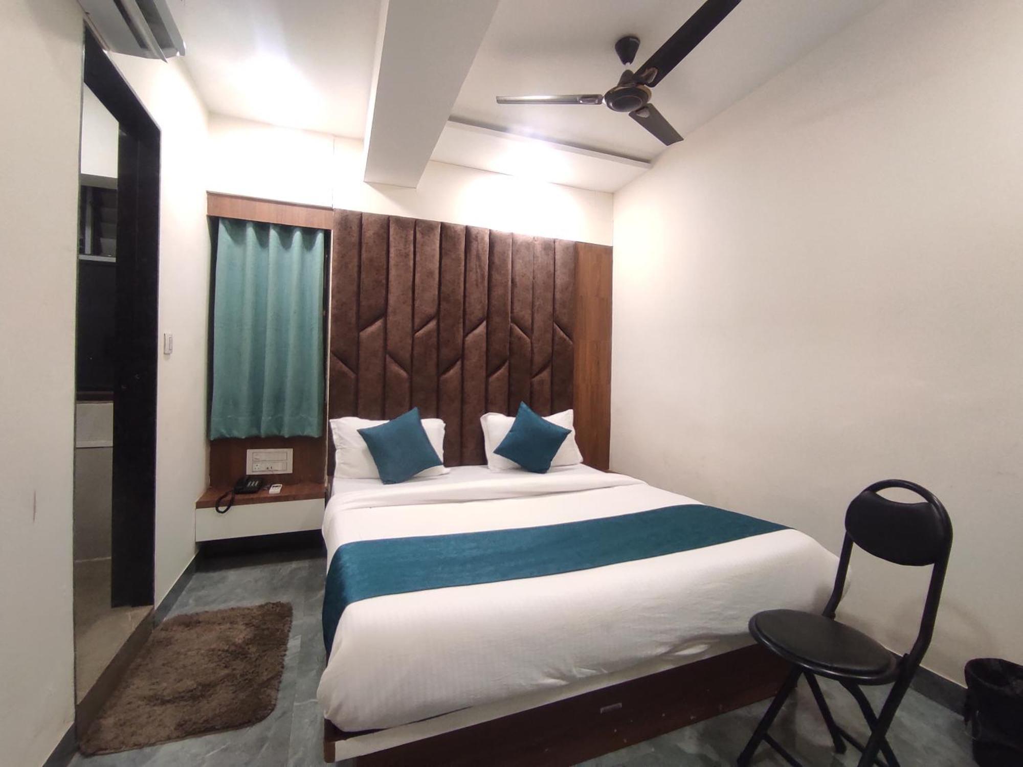 Hotel Earth Inn, Subhash Bridge, Rto Circle, أحمد أباد المظهر الخارجي الصورة