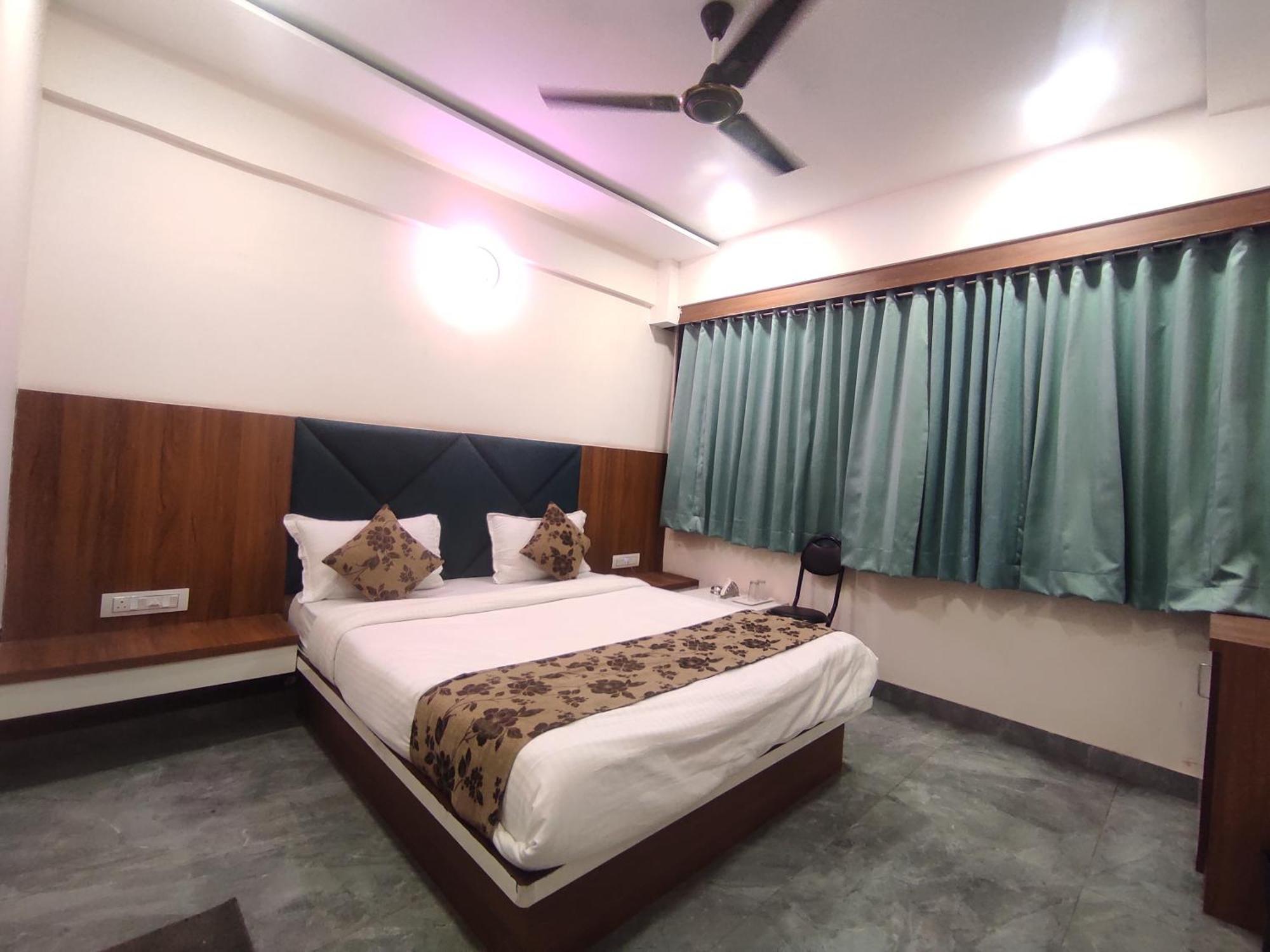 Hotel Earth Inn, Subhash Bridge, Rto Circle, أحمد أباد المظهر الخارجي الصورة