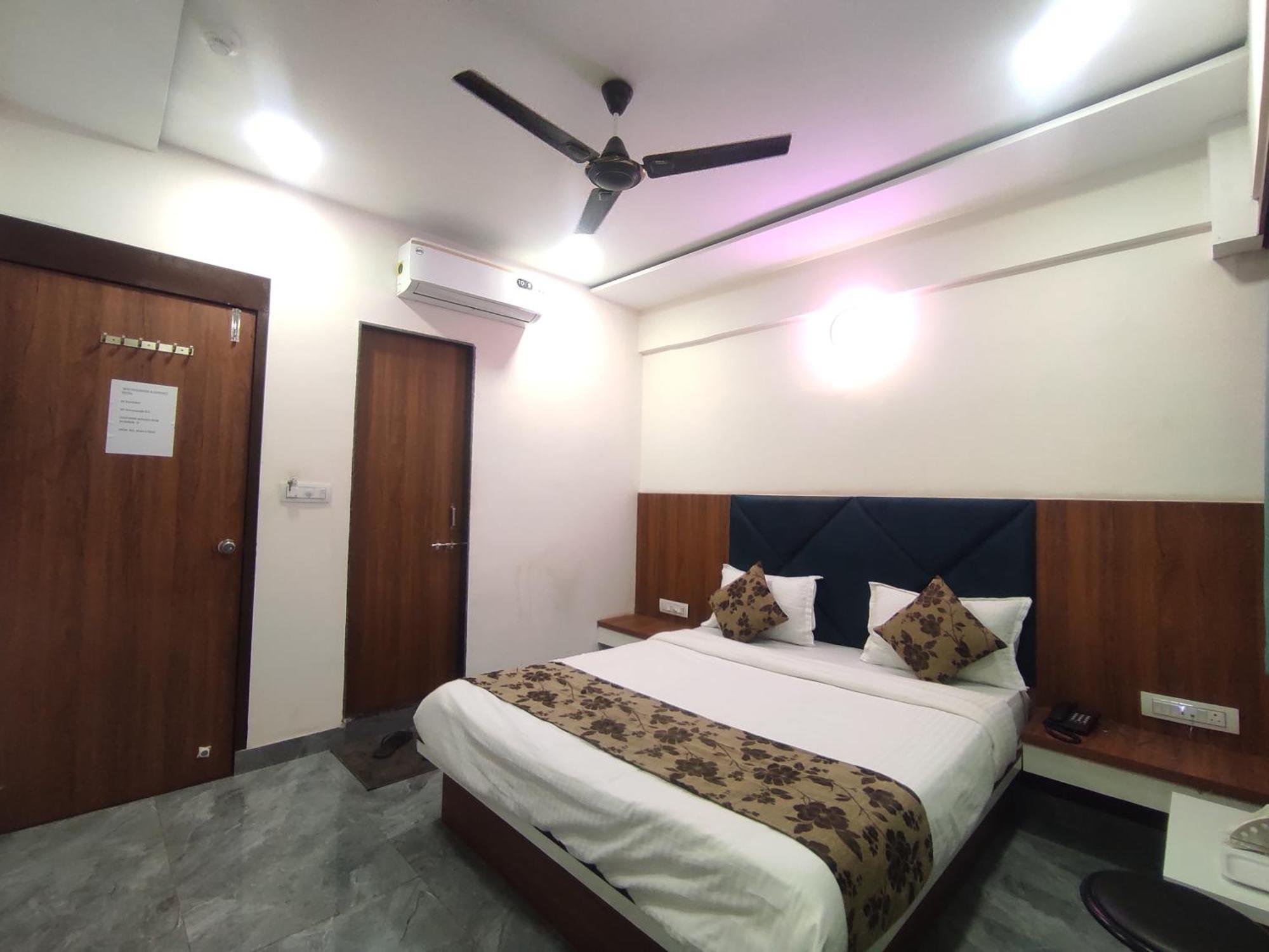 Hotel Earth Inn, Subhash Bridge, Rto Circle, أحمد أباد المظهر الخارجي الصورة