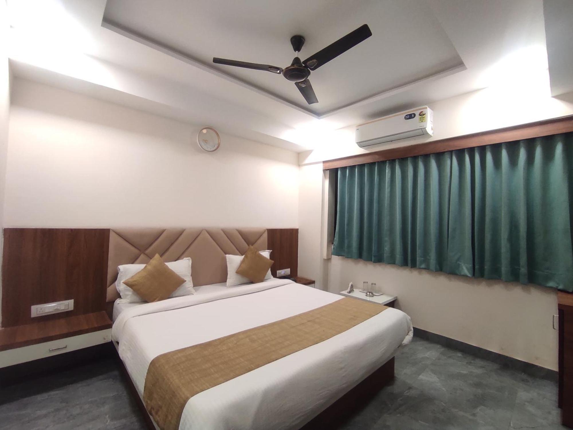 Hotel Earth Inn, Subhash Bridge, Rto Circle, أحمد أباد المظهر الخارجي الصورة
