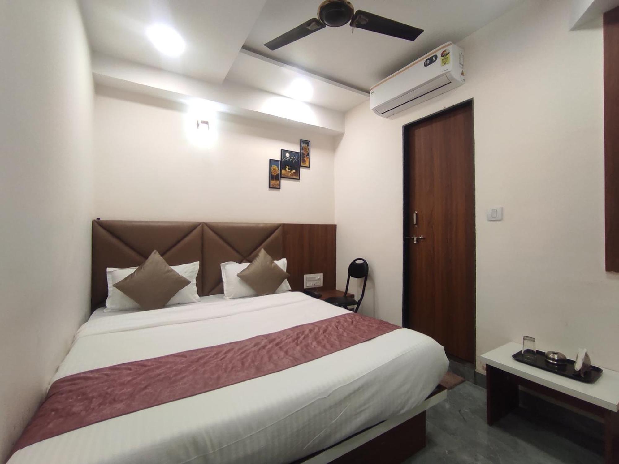 Hotel Earth Inn, Subhash Bridge, Rto Circle, أحمد أباد المظهر الخارجي الصورة